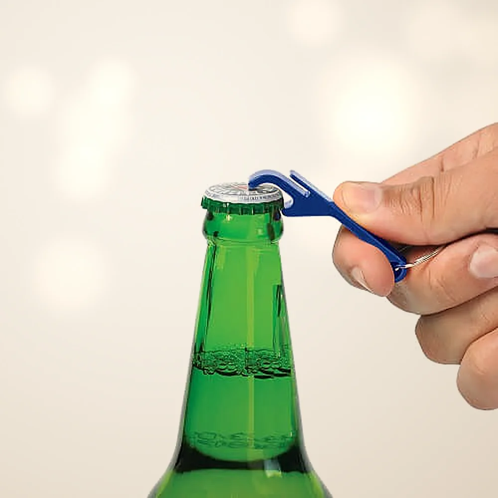 Mão usando um chaveiro abridor azul para abrir uma garrafa de cerveja de tampinha